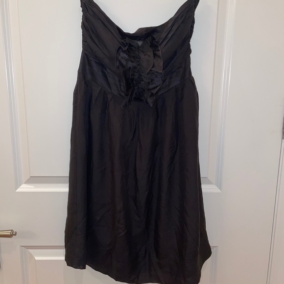 Luxurious strapless dress with ruffle detail black - Picture 2 of 4